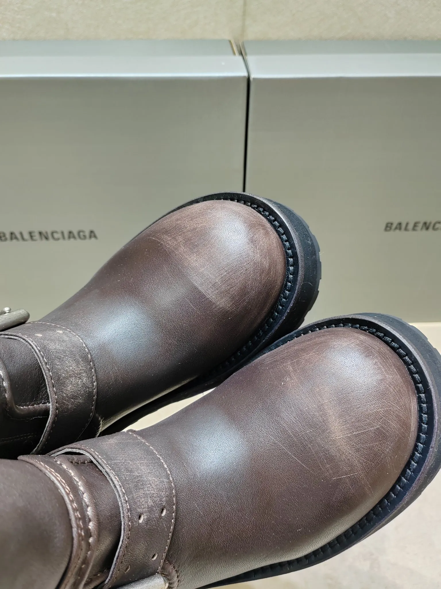 👟👟Ex-factory price 1020👟👟 Balenciaga Balenciaga 25FWVenom Couple Style High Boots Mid-calf boots Please look for the high version. This design is unique with straps and belt elements as highlights. Not only can the boots be firmly attached to the foot, but the tightness can also be adjusted at will. In terms of details, the brand's iconic distressed hardware is used throughout. Cleverly creating a retro wear effect, highlighting individual attitude and matching with thick toothed rubber soles, it not only ensures wearing comfort, but also strengthens the overall sense of fashion and recognition. Venom high boots are undoubtedly a fashion item not to be missed this season. They will add unique charm to fashion lovers' outfits and lead a new round of fashion. Boot height is 270mm. The upper layer of cowhide is distressed. The lining is water-dyed cowhide. Outsole height is 5CM. Original open-molded leather welt combination outsole. Size: 35-40 (custom-made size 40 cannot be returned or exchanged)